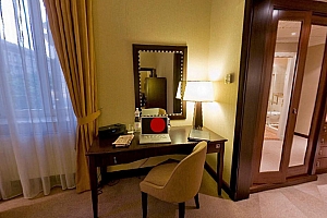 THREE.js开发的360°房间室内3D全景展示(带多个热点点击信息面板)案例源码